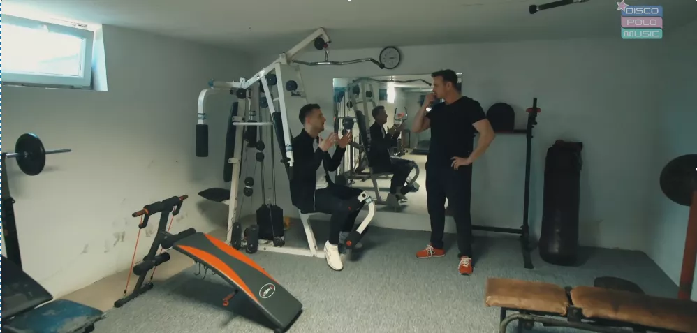 Radek Liszewski „Weekend„ mieszka w luksusie?! Gwiazdor disco polo pokazał publicznie swoje mieszkanie! [Zdjęcia]
